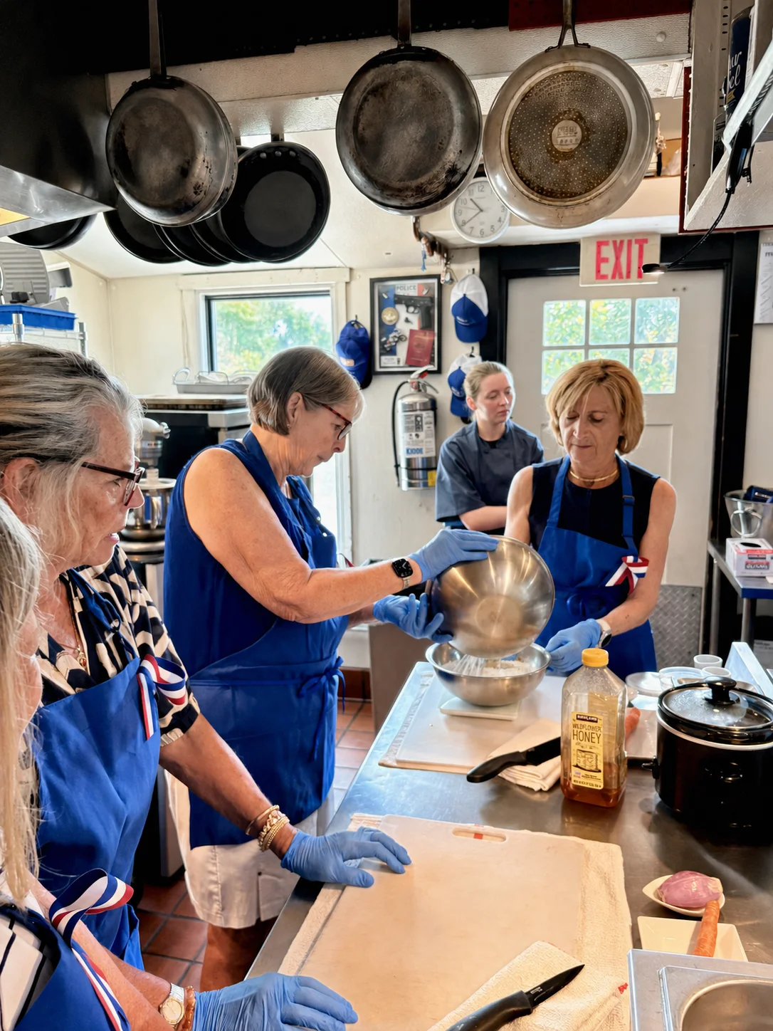 Guests cooking together during a class at Bleu RendezVous